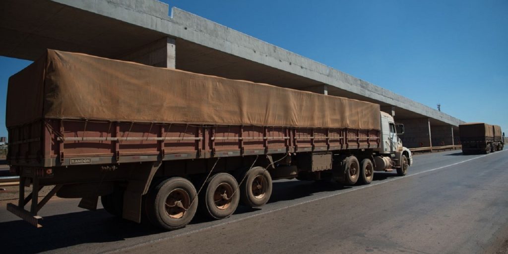 Caminhoneiros são assaltados e forçados a ingerir etanol, no Paraná