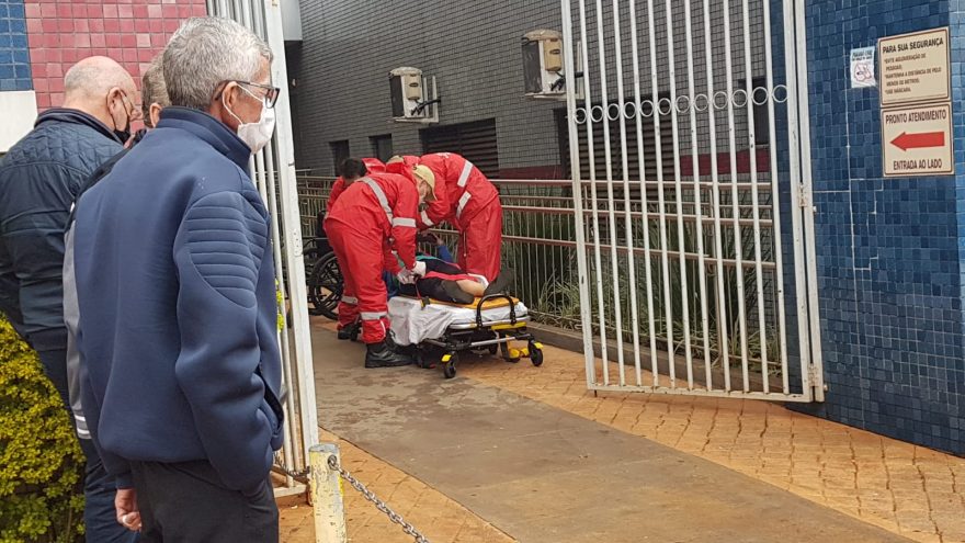 Impressionante! Mulher é atropelada por caminhão e, em seguida, cinco veículos se envolvem no acidente