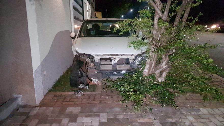 Forte acidente deixa pessoas feridas e veículos danificados no Centro