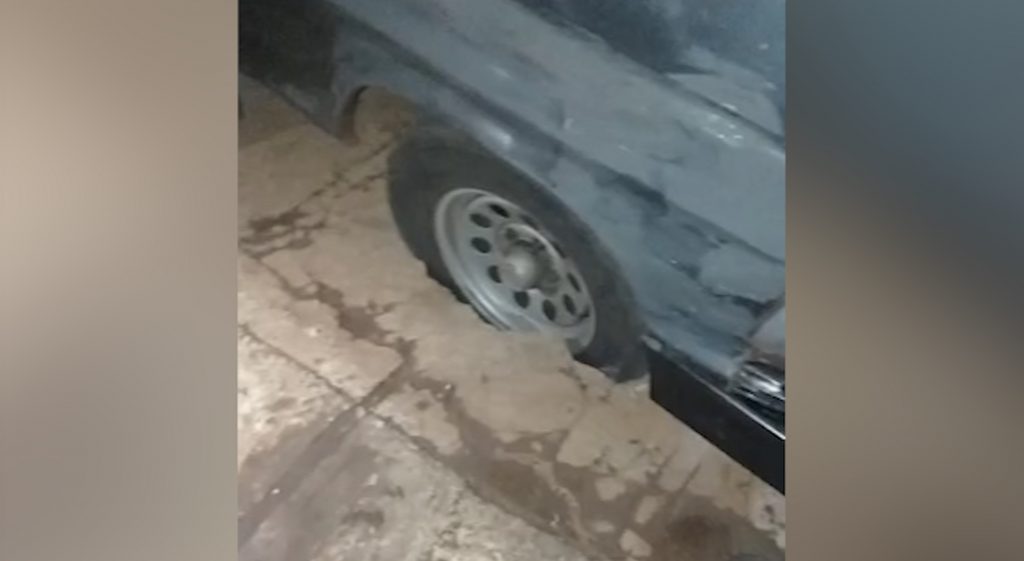 Calçada cede e pneu de caminhonete ‘cai’ dentro de buraco