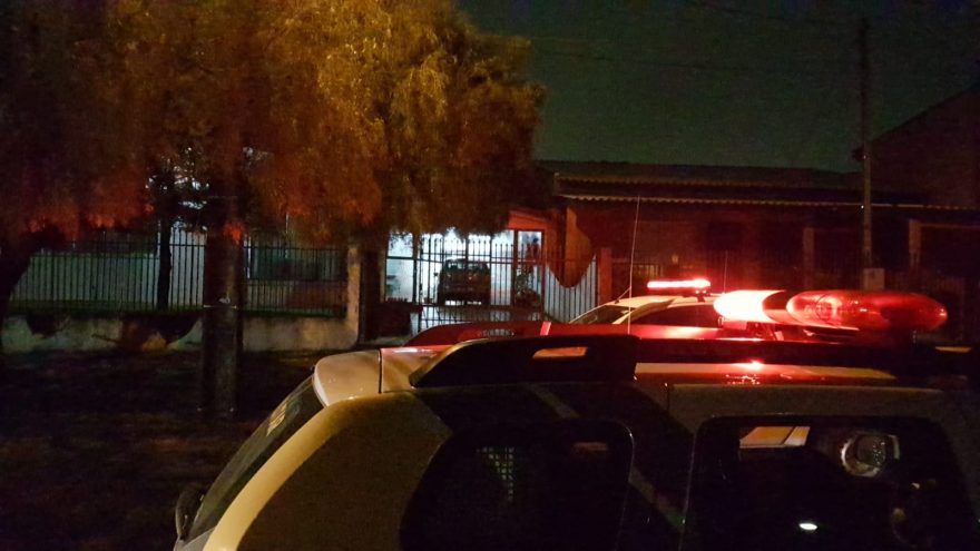 Mulher tem suspeita de fratura no braço após ser agredida pelo companheiro, no Bairro Maria Luiza