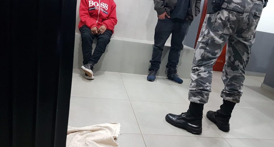 Casal é pego pela Choque dirigindo carro com indicativo de furto no centro