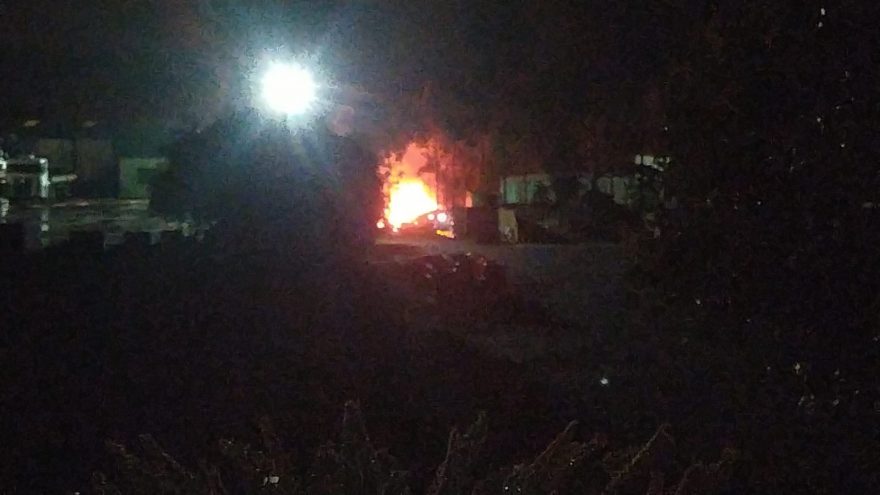 Incêndio atinge área de mata e recicláveis em empresa na BR-277; dois caminhões pipa e um ABTR foram acionados