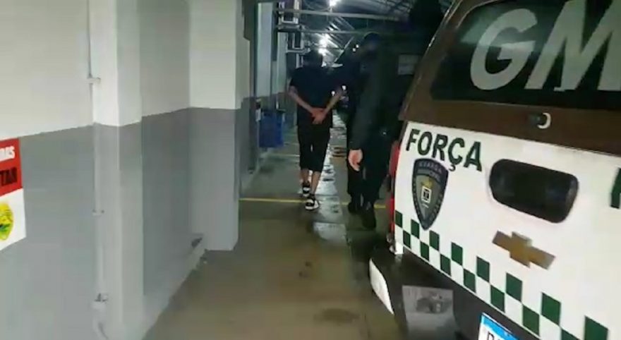 Guarda Municipal detém homem acusado de perturbar família e pai acamado, no Conjunto Riviera