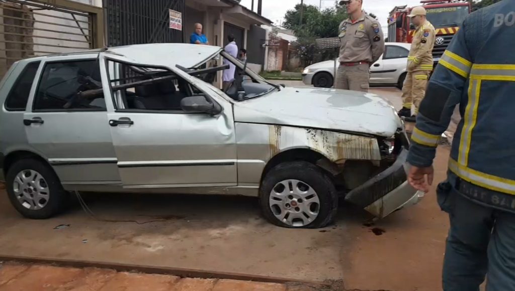 Homem fica ferido ao capotar Fiat Uno em Cascavel