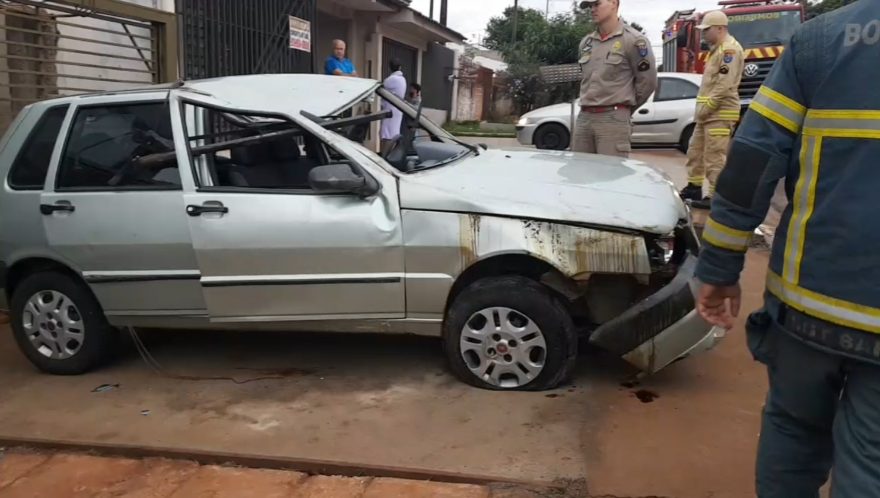 Homem fica ferido ao capotar Fiat Uno em Cascavel