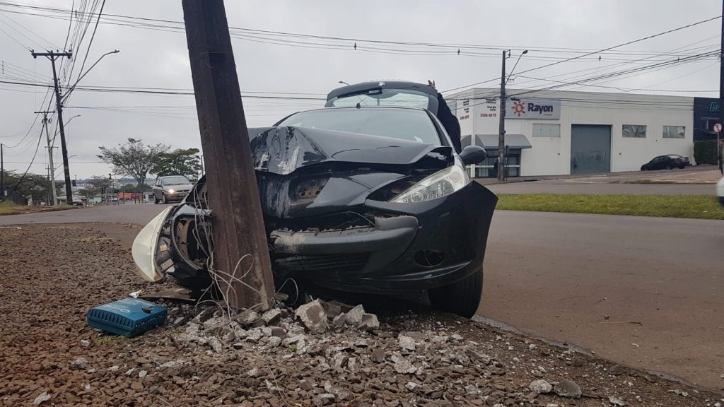 Peugeot colide em poste na Avenida Rocha Pombo
