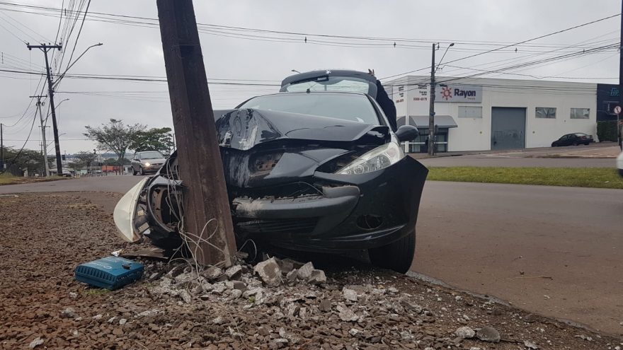 Peugeot colide em poste na Avenida Rocha Pombo