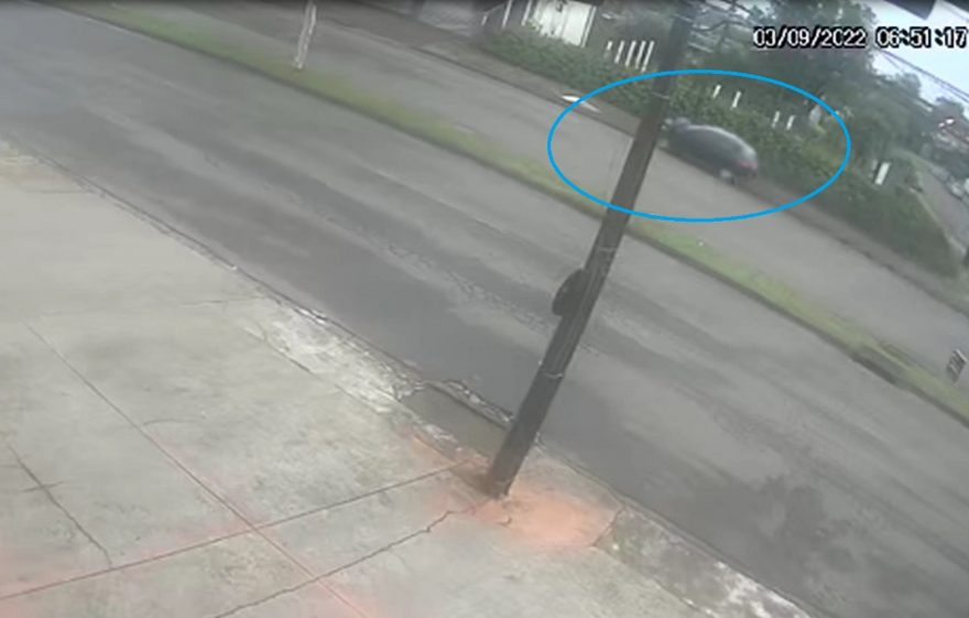 Câmera flagra Peugeot colidindo em poste na Av. Rocha Pombo