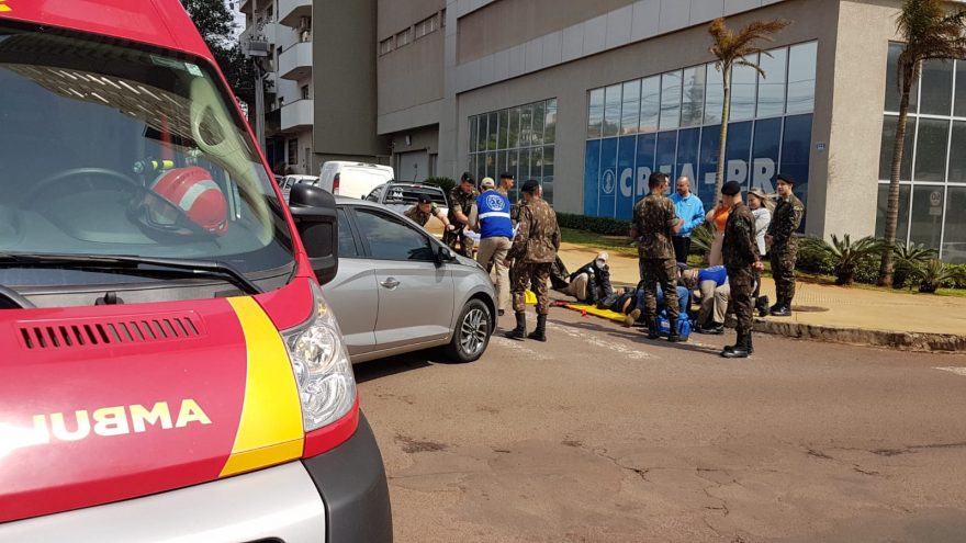Motoboy de 20 anos fica ferido em colisão no Centro