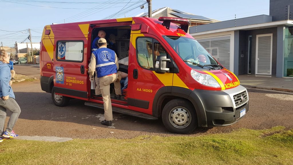 Homem fratura o braço ao sofrer queda dentro de casa