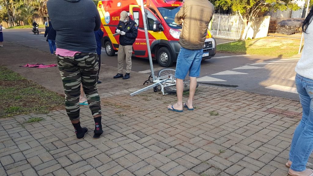Homem de 50 anos fica ferido ao cair de bicicleta depois de bater em placa de pare