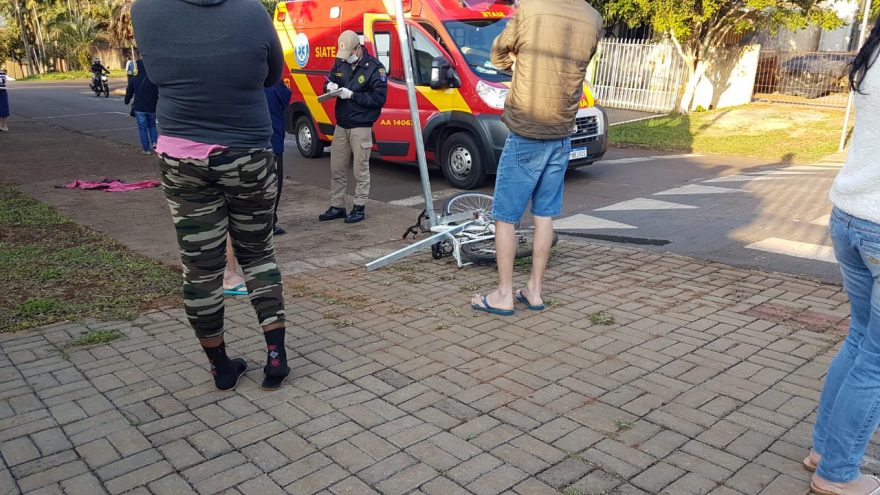 Homem de 50 anos fica ferido ao cair de bicicleta depois de bater em placa de pare