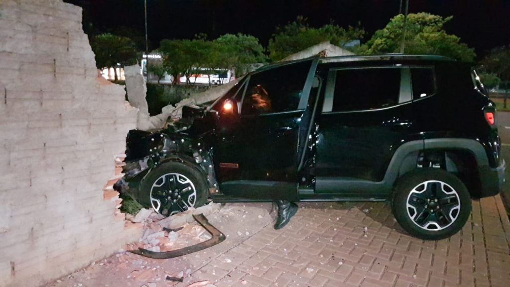 Motorista perde o controle da direção e bate Jeep contra muro do pátio de máquinas da Prefeitura