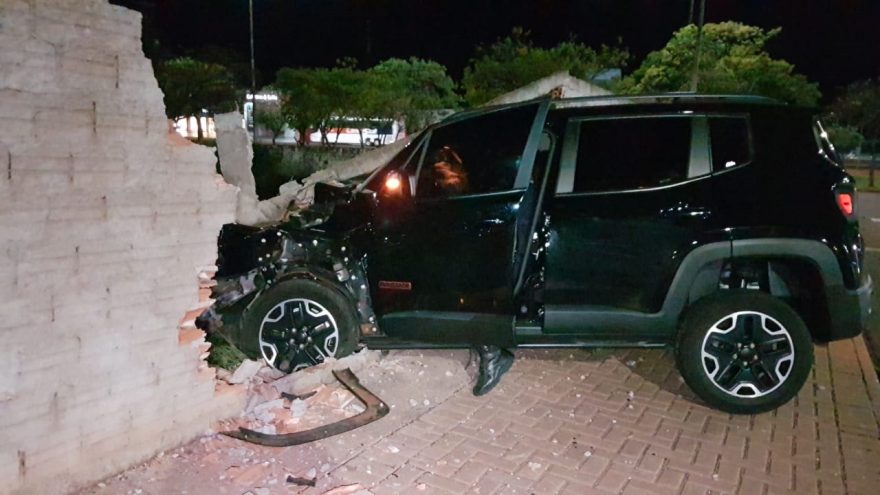 Motorista perde o controle da direção e bate Jeep contra muro do pátio de máquinas da Prefeitura