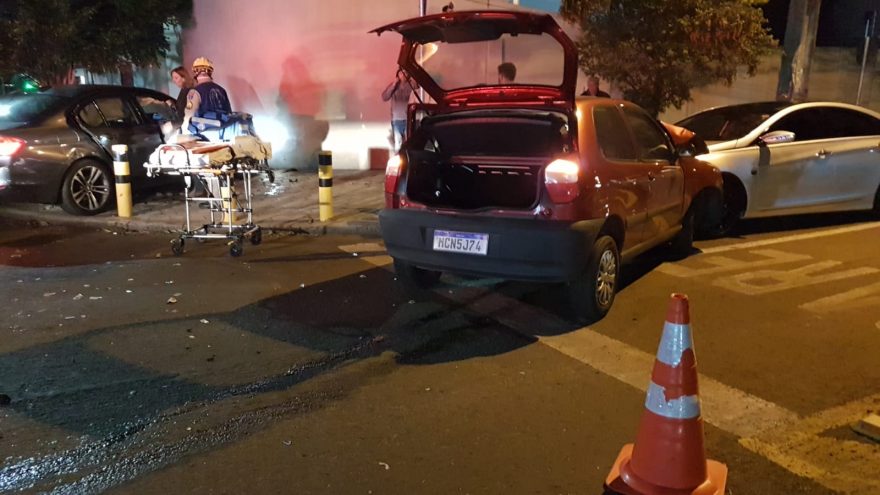 Palio e BMW se envolvem em forte batida no Centro