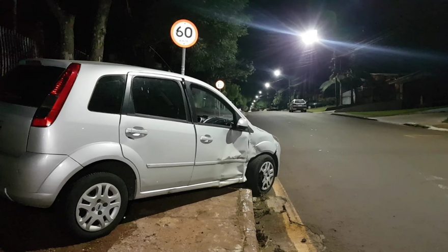 Após colisão com Xsara, Ford Fiesta roda e para na calçada, no Bairro Santa Cruz