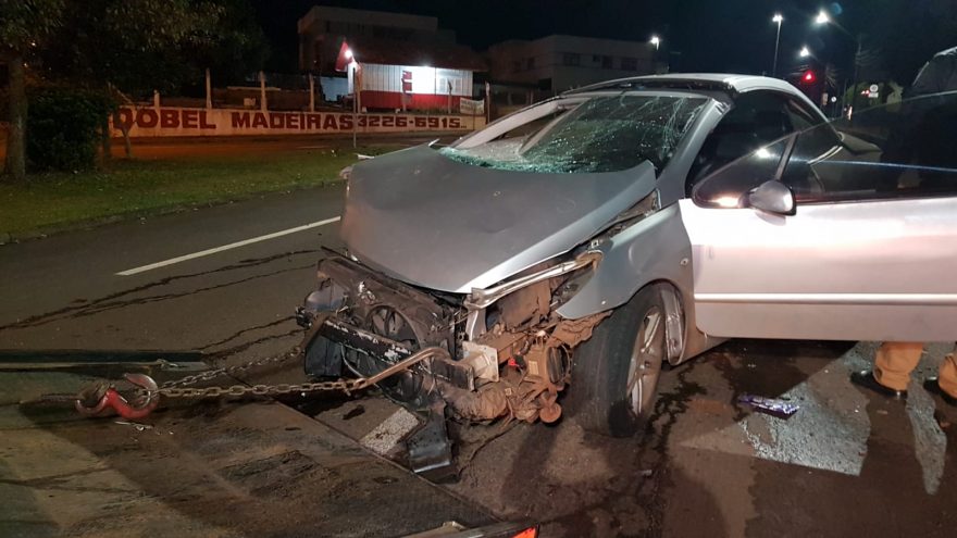 Condutor ‘destrói’ Peugeot 307 em caçamba de entulhos na Rua Cuiabá
