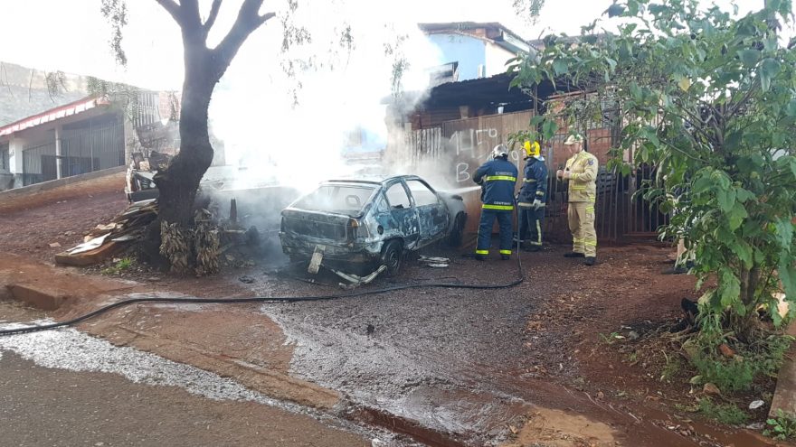 Kadett é completamente destruído em incêndio no Morumbi