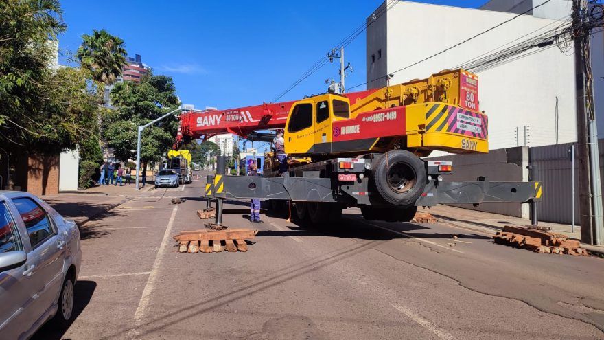 Trecho da Rua Minas Gerais fica bloqueado para remoção de gerador
