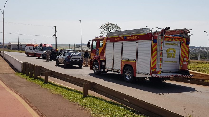 Homem em situação de risco é resgatado de cima do viaduto do Ceasa, na PRc-467