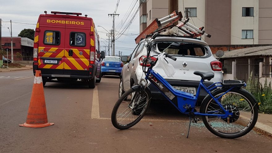 Idoso de bicicleta atinge veículo estacionado no Bairro Santas Cruz