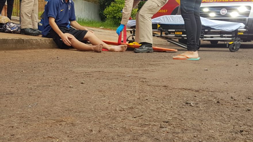 Rapaz de 18 anos é atropelado enquanto jogava bola na rua no Bairro Floresta