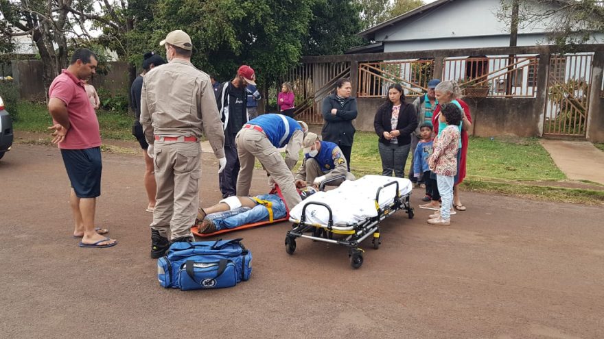 Homem cai de motocicleta no Bairro Santa Felicidade e tem suspeita de fratura