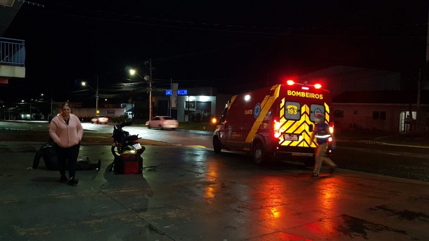 Entregador de delivery sofre queda de motocicleta no Bairro Pacaembu