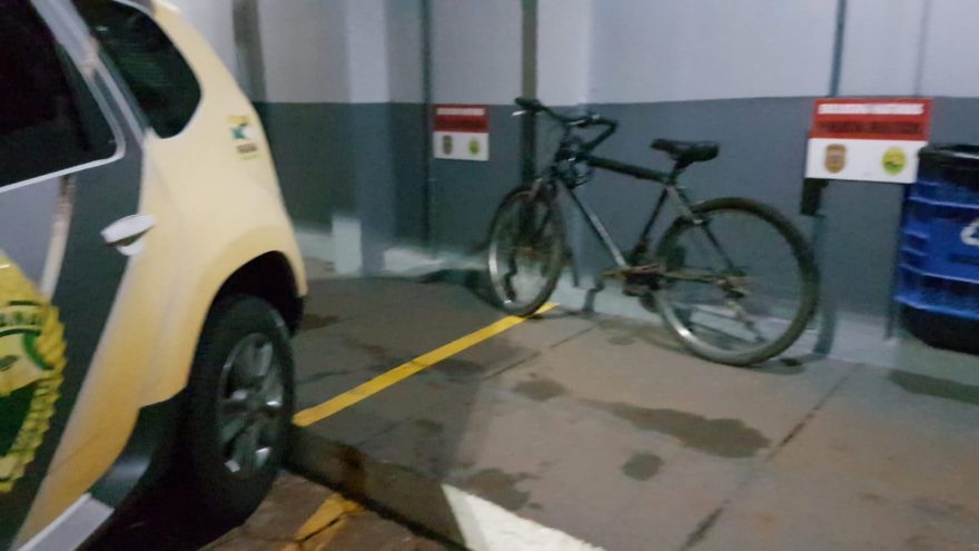 Polícia Militar apreende bicicleta e pedaços de celular no Centro
