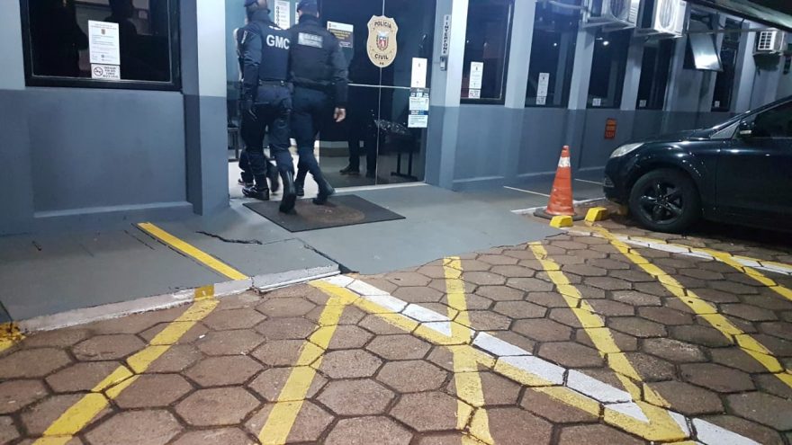 Homem invade apartamento, depreda residência e agride a companheira no Parque Verde