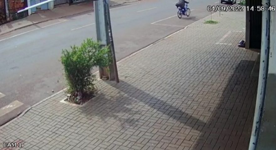 Câmera de segurança registra momento em que ciclista atinge carro estacionado no Santa Cruz
