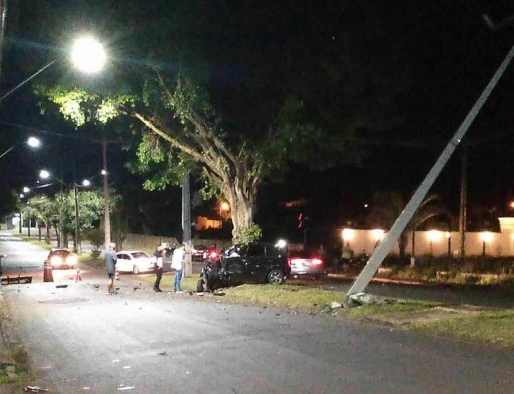 Jovem morre ao colidir carro em árvore em Foz
