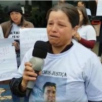 Imagem referente a Em lágrimas, irmã de José Ademar de Melo também pede por justiça durante protesto