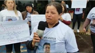 Em lágrimas, irmã de José Ademar de Melo também pede por justiça durante protesto