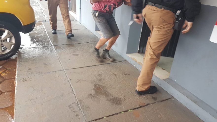 Homem furtando fios de iluminação no Trevo Cataratas foi encaminhado à 15ª SDP