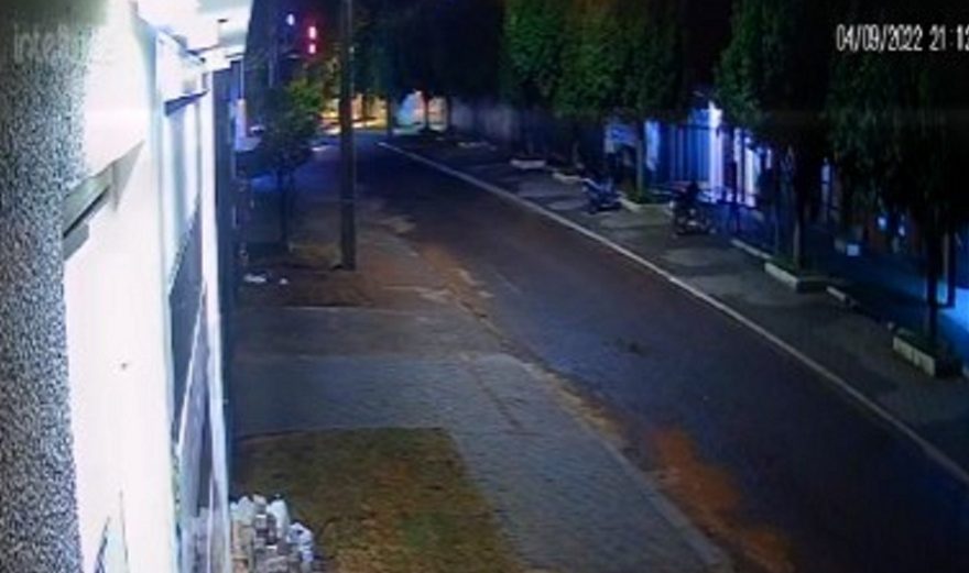 Câmera registra momento em que motocicleta foi furtada nas proximidades da Paróquia Rainha dos Apóstolos
