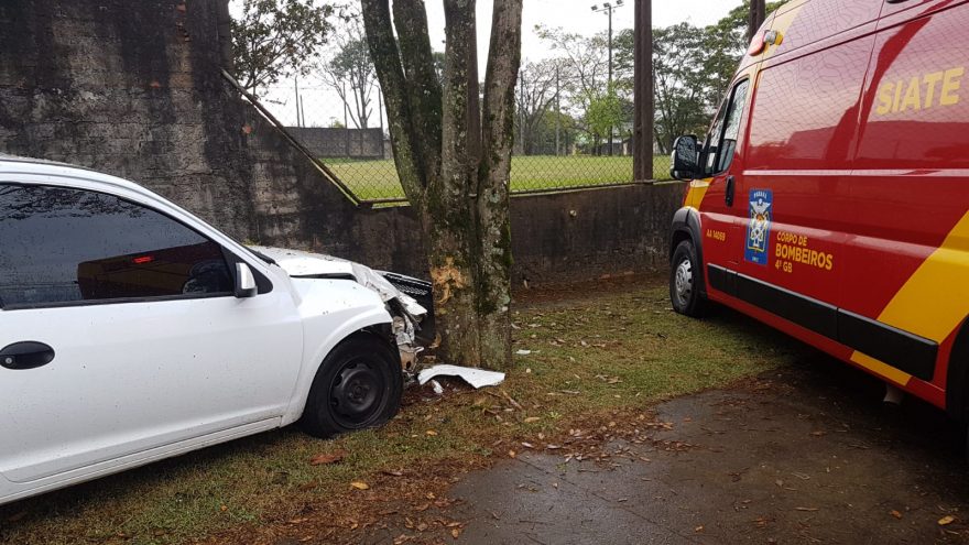 Carro colide em árvore em acidente no Universitário; mulher sofreu corte no rosto