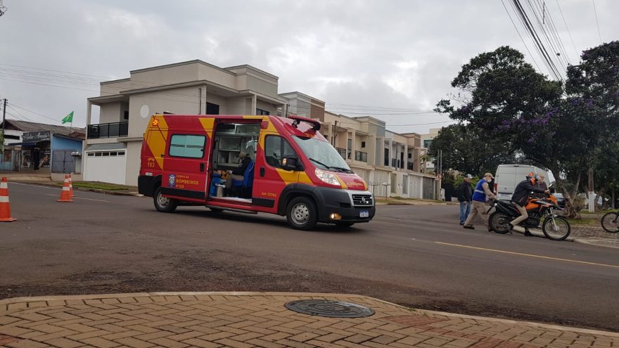 Jovem fica ferido após colisão entre Mercedes e Honda XRE no Bairro Coqueiral
