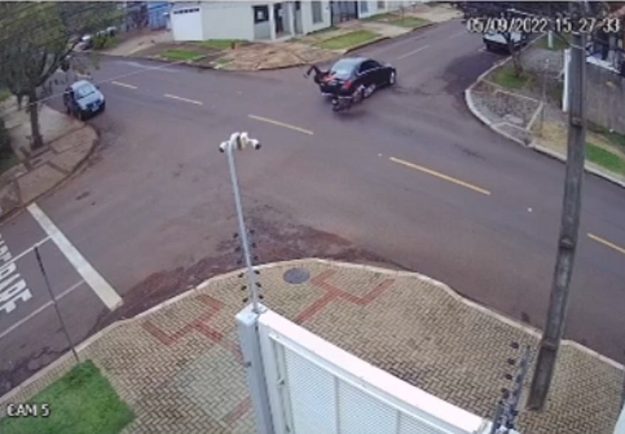 Vídeo mostra motociclista virando cambalhota em cima de Mercedes durante colisão no Coqueiral