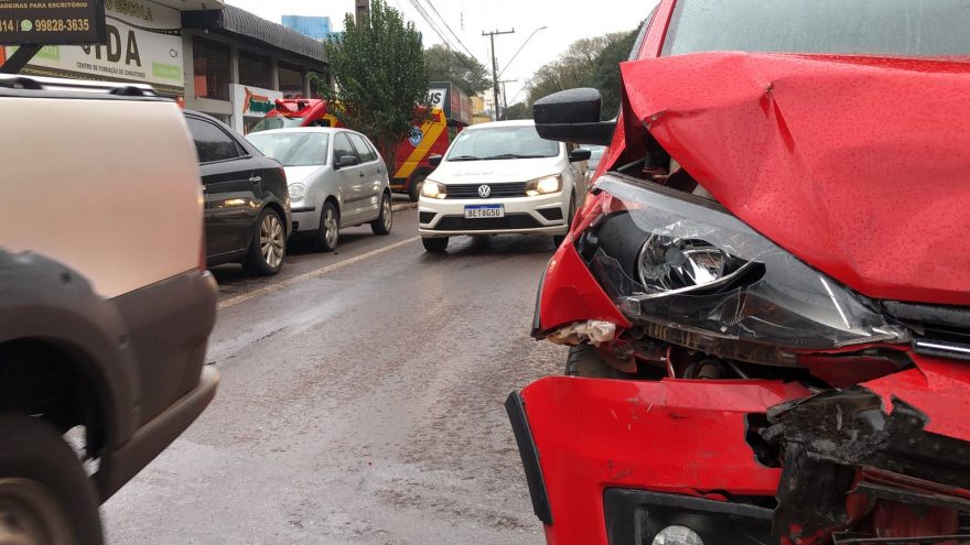 Homem fica ferido em acidente de trânsito na Av. Brasil