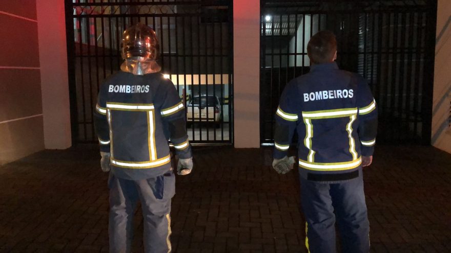 Corpo de Bombeiros é acionado para conter vazamento de gasolina em automóvel no Centro