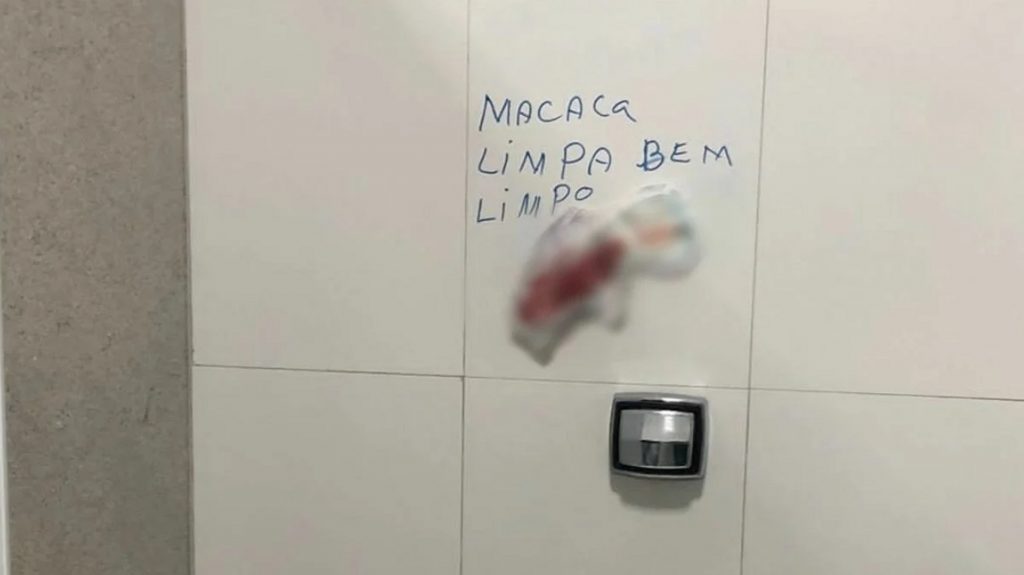 Mensagem racista é deixada para faxineira de universidade: “macaca, limpa bem limpo”
