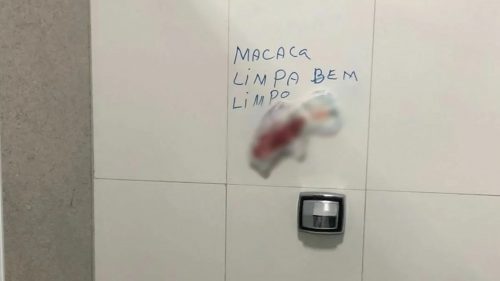 Mensagem racista é deixada para faxineira de universidade: “macaca, limpa bem limpo” Imagem referente a Mensagem racista é deixada para faxineira de universidade: “macaca, limpa bem limpo”
