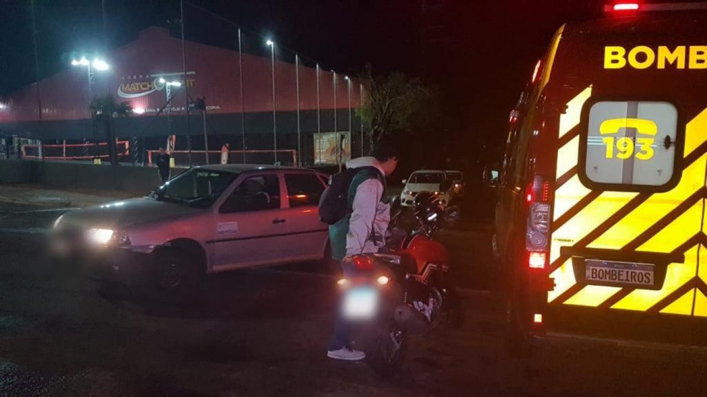 Motociclista fica ferido em colisão na Avenida Brasil