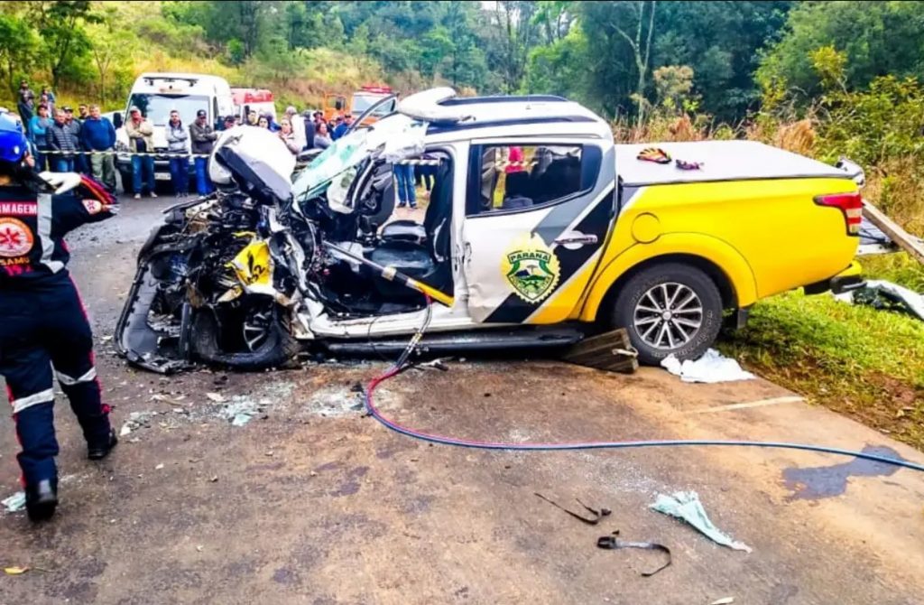 Policial rodoviário fica gravemente ferido após colisão contra carro-forte