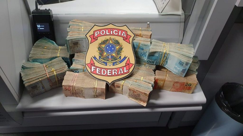 Polícia Federal deflagra a Operação La Famiglia para desarticular estrutura de lavagem de dinheiro de narcotraficante internacional