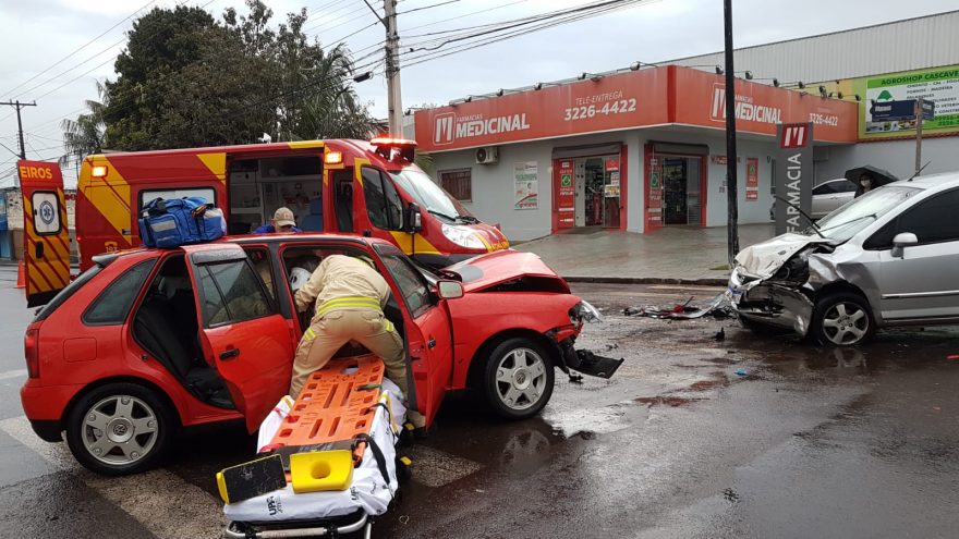Colisão frontal entre carros deixa três pessoas feridas no cruzamento das Ruas Manaus e Jorge Lacerda