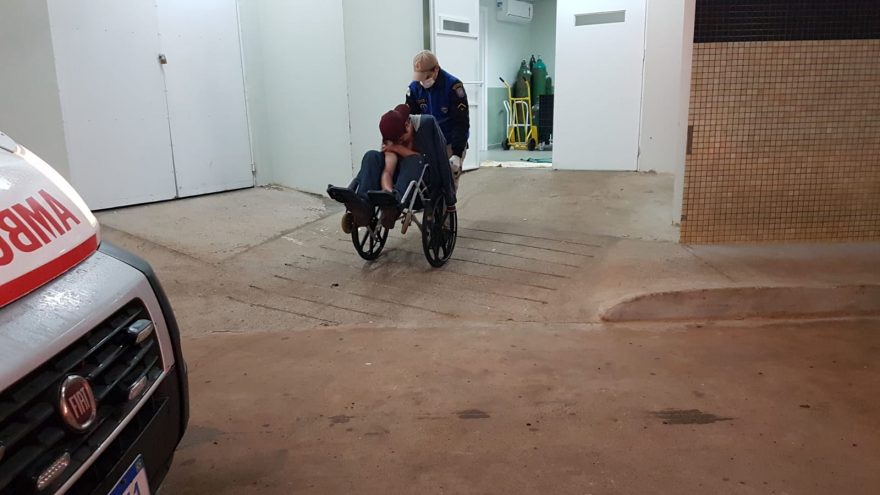 Empurrando carro, jovem de 22 anos sofre lesão no ombro e precisa ser socorrido pelo Corpo de Bombeiros