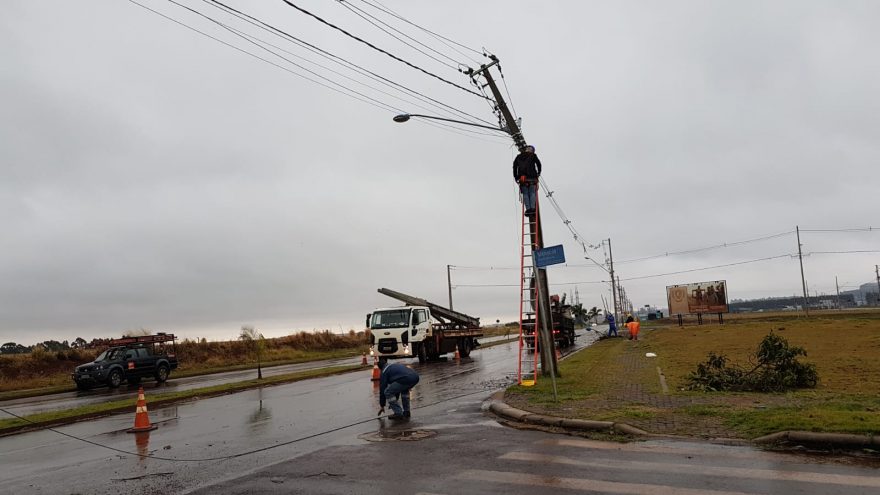 Equipes da Copel realizam substituição de postes na Avenida Guaíra